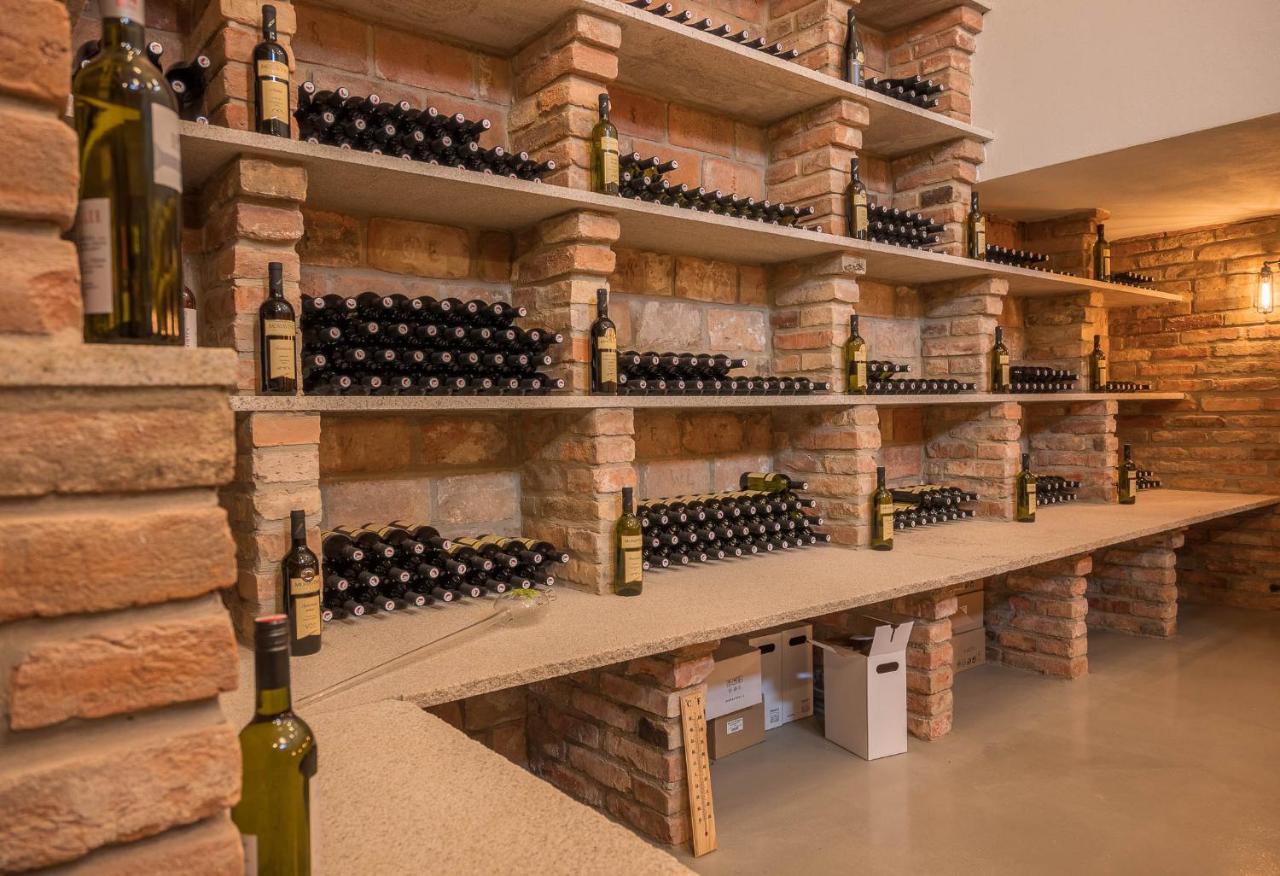 Veltlin Bed & Wine Hotel Valtice Bagian luar foto